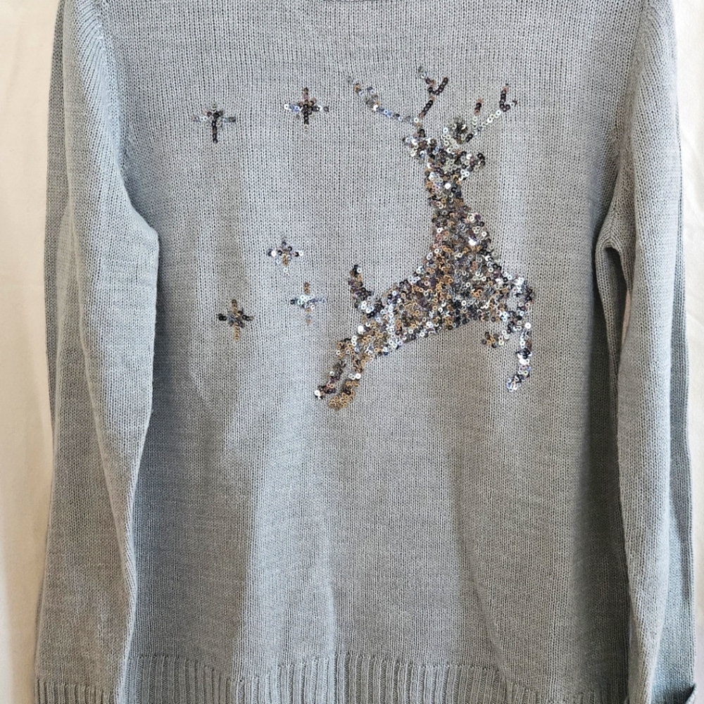 Elegant Gray Sweater with Sequin Reindeer Design M